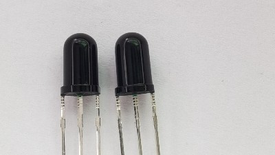 红外接收管两脚和三脚的有什么区别